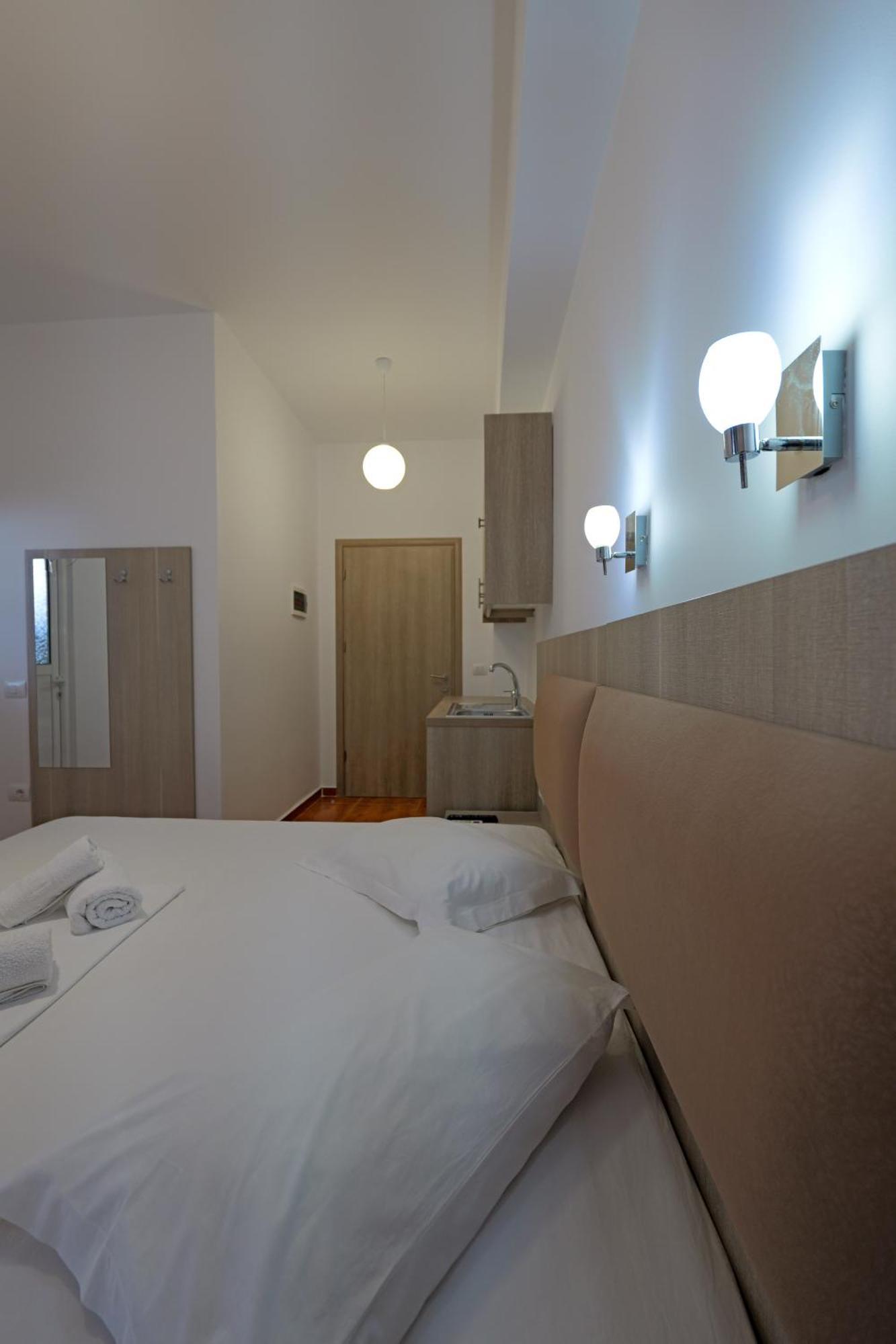 Vila Aurora Hotell Ksamil Exteriör bild